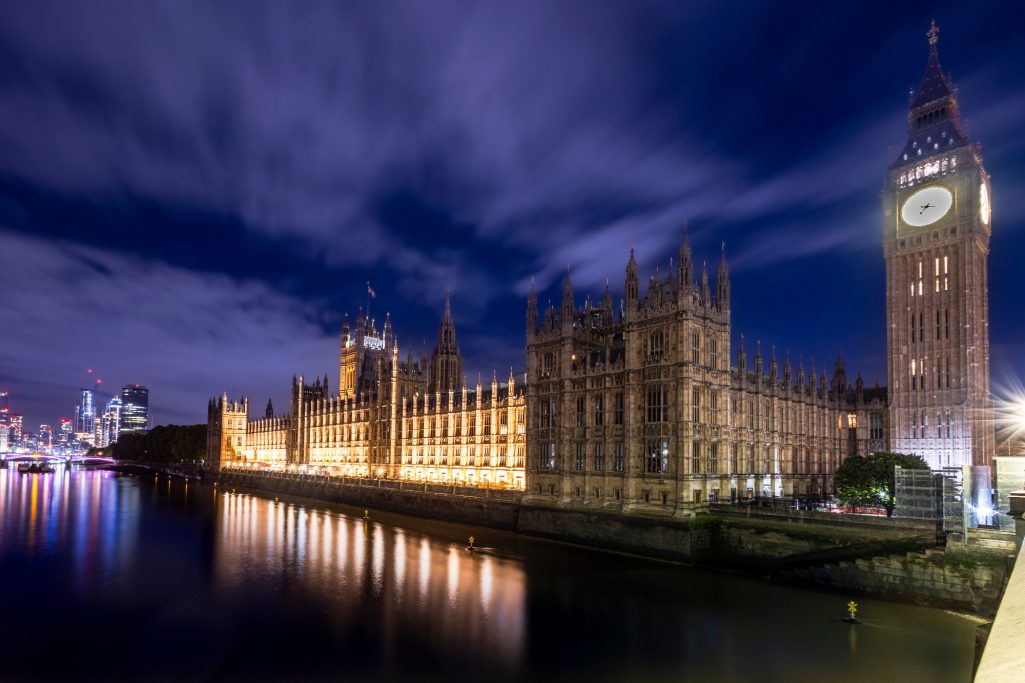 Das British Parliament und der Big Ben bei Nacht am Fluss Thames.