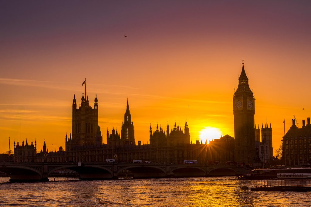 Silhouette des Parlaments und Big Ben bei Sonnenuntergang in London.