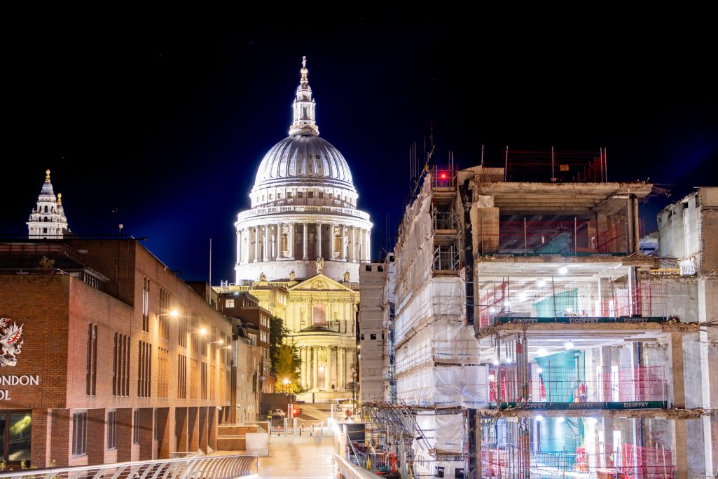 St. Paul's Cathedral bei Nacht, beleuchtet, mit Bauarbeiten im Vordergrund.