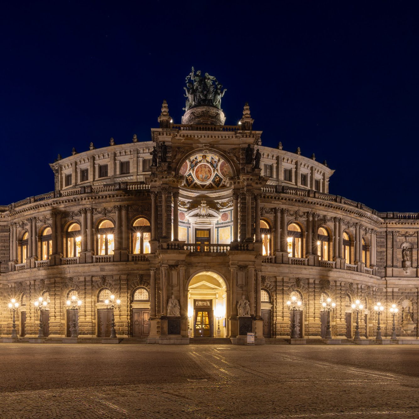 Staatsschauspiel Dresden bei Nacht, beleuchtet mit historischen Architekturdetails.