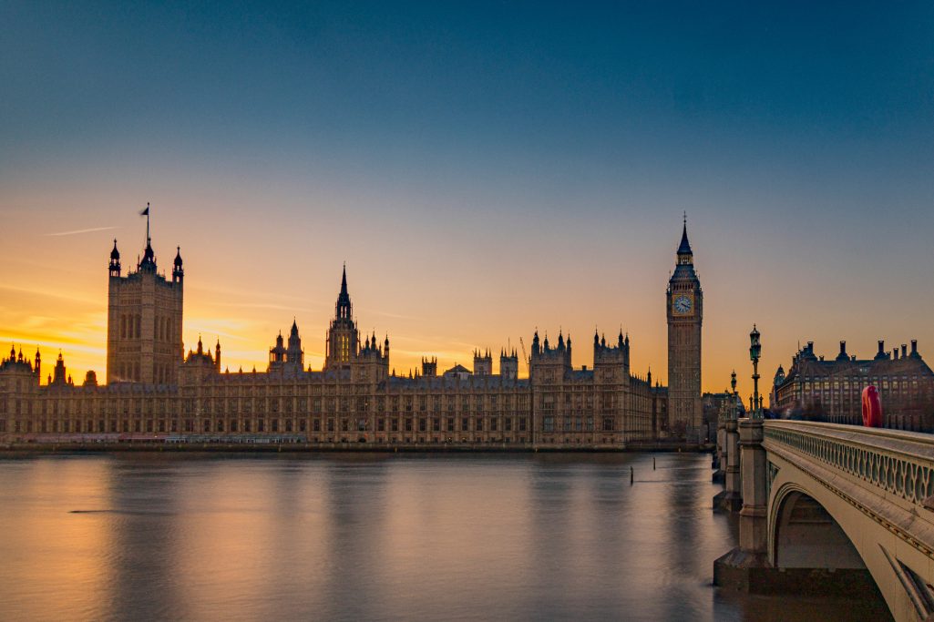 Silhouette des Palace of Westminster mit Big Ben bei Sonnenuntergang am Fluss.