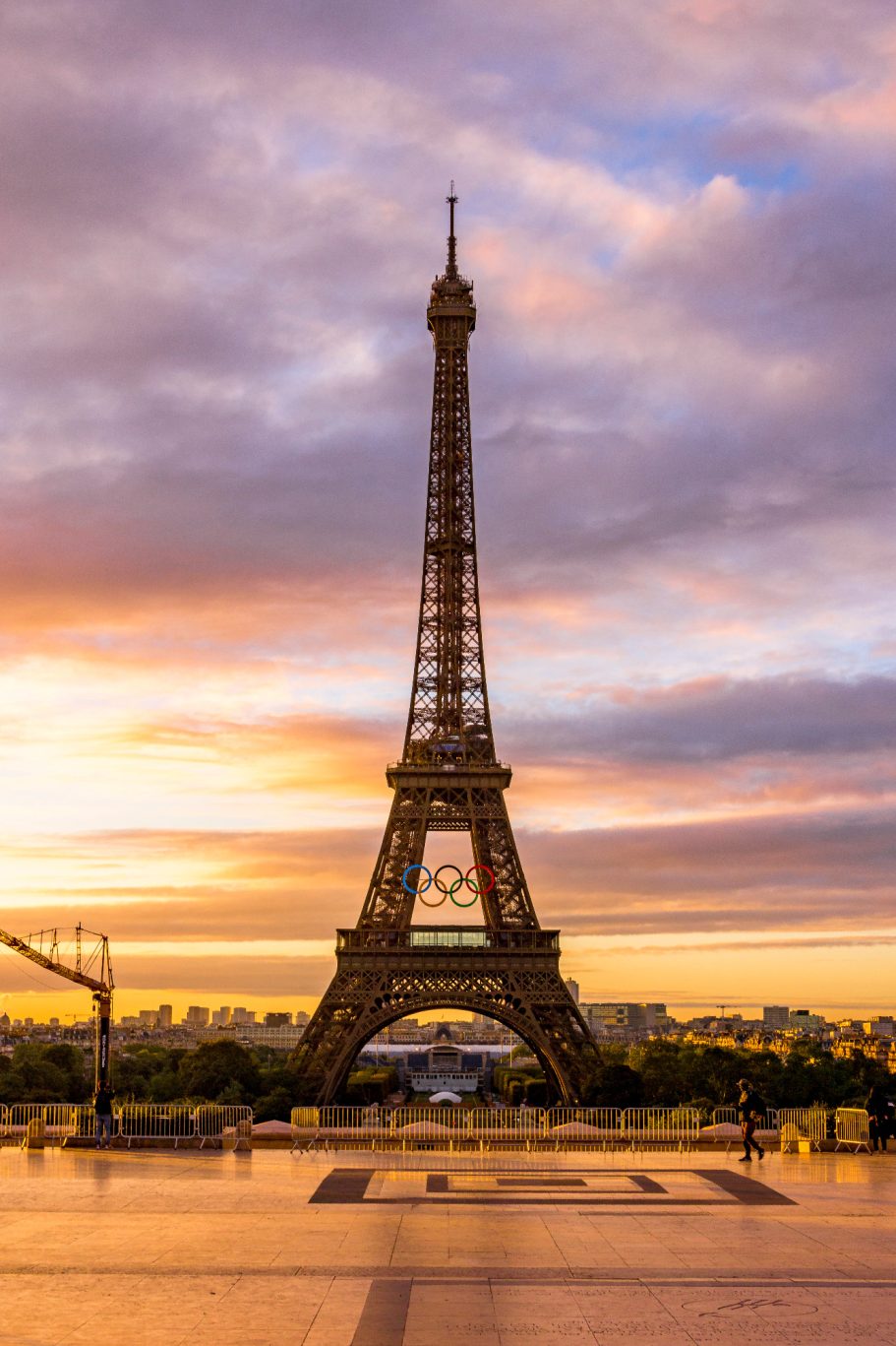 Eiffelturm vor einem bunten Sonnenaufgang über Paris.