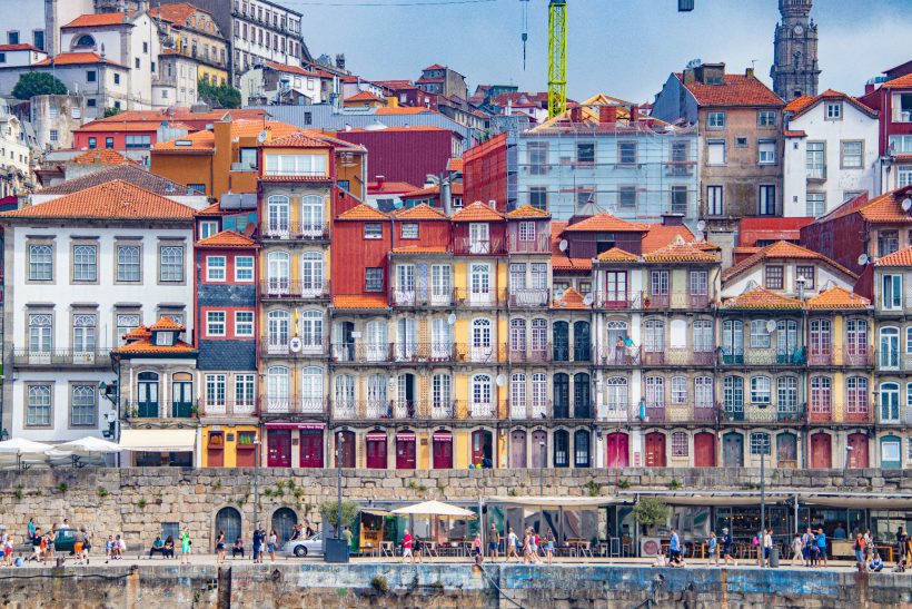 Bunte Häuserfassaden mit roten Dächern in Porto, Portugal.